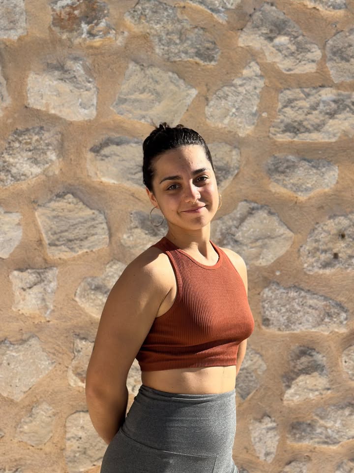 Núria in front of a natural stone wall