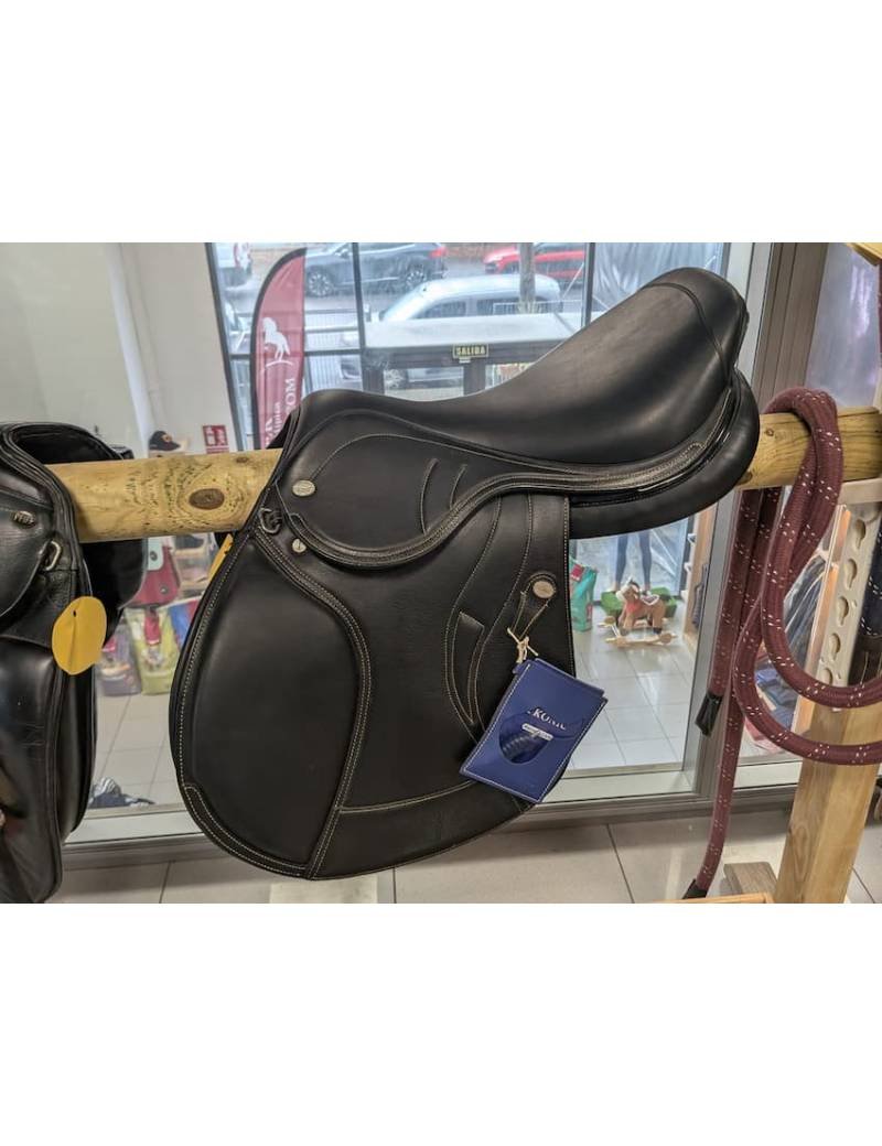 The Ikonic test saddle in the shop
